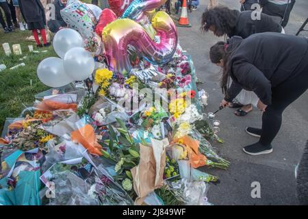 Peacehaven, Großbritannien, 12/05/2022, Eine Mahnwache wurde in Peacehaven abgehalten, um an einen Mann zu erinnern, der nach einer Kollision mit einem Polizeiauto starb. Arthur Holscher-Ermert starb am Samstag (30. April) auf der South Coast Road A259 in Peacehaven gegen 11,10pm Uhr, als ein unbezeichneter Polizeiwagen in eine Kollision mit dem 27-jährigen Mann verwickelt war, der zu Fuß unterwegs war. Freunde und Familie von Arthur Hölscher-Ermert, der am 30.. April in Peacehaven am A259 von einem Polizeiauto getroffen wurde, wollten ihm an seinem 28.. Geburtstag ihren Respekt erweisen. Stockfoto