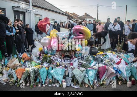 Peacehaven, Großbritannien, 12/05/2022, Eine Mahnwache wurde in Peacehaven abgehalten, um an einen Mann zu erinnern, der nach einer Kollision mit einem Polizeiauto starb. Arthur Holscher-Ermert starb am Samstag (30. April) auf der South Coast Road A259 in Peacehaven gegen 11,10pm Uhr, als ein unbezeichneter Polizeiwagen in eine Kollision mit dem 27-jährigen Mann verwickelt war, der zu Fuß unterwegs war. Freunde und Familie von Arthur Hölscher-Ermert, der am 30.. April in Peacehaven am A259 von einem Polizeiauto getroffen wurde, wollten ihm an seinem 28.. Geburtstag ihren Respekt erweisen. Stockfoto