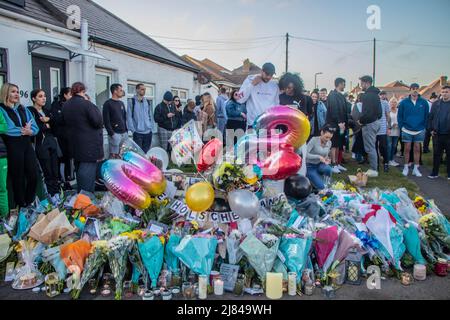 Peacehaven, Großbritannien, 12/05/2022, Eine Mahnwache wurde in Peacehaven abgehalten, um an einen Mann zu erinnern, der nach einer Kollision mit einem Polizeiauto starb. Arthur Holscher-Ermert starb am Samstag (30. April) auf der South Coast Road A259 in Peacehaven gegen 11,10pm Uhr, als ein unbezeichneter Polizeiwagen in eine Kollision mit dem 27-jährigen Mann verwickelt war, der zu Fuß unterwegs war. Freunde und Familie von Arthur Hölscher-Ermert, der am 30.. April in Peacehaven am A259 von einem Polizeiauto getroffen wurde, wollten ihm an seinem 28.. Geburtstag ihren Respekt erweisen. Stockfoto