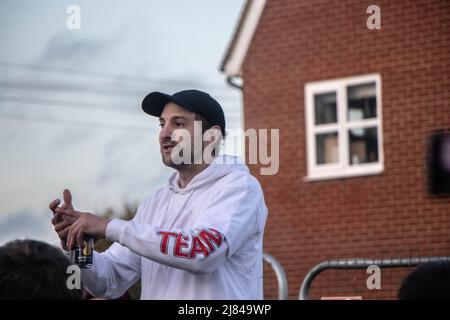 Peacehaven, Großbritannien, 12/05/2022, Eine Mahnwache wurde in Peacehaven abgehalten, um an einen Mann zu erinnern, der nach einer Kollision mit einem Polizeiauto starb. Arthur Holscher-Ermert starb am Samstag (30. April) auf der South Coast Road A259 in Peacehaven gegen 11,10pm Uhr, als ein unbezeichneter Polizeiwagen in eine Kollision mit dem 27-jährigen Mann verwickelt war, der zu Fuß unterwegs war. Freunde und Familie von Arthur Hölscher-Ermert, der am 30.. April in Peacehaven am A259 von einem Polizeiauto getroffen wurde, wollten ihm an seinem 28.. Geburtstag ihren Respekt erweisen. Stockfoto