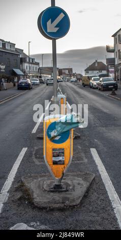 Peacehaven, Großbritannien, 12/05/2022, Eine Mahnwache wurde in Peacehaven abgehalten, um an einen Mann zu erinnern, der nach einer Kollision mit einem Polizeiauto starb. Arthur Holscher-Ermert starb am Samstag (30. April) auf der South Coast Road A259 in Peacehaven gegen 11,10pm Uhr, als ein unbezeichneter Polizeiwagen in eine Kollision mit dem 27-jährigen Mann verwickelt war, der zu Fuß unterwegs war. Freunde und Familie von Arthur Hölscher-Ermert, der am 30.. April in Peacehaven am A259 von einem Polizeiauto getroffen wurde, wollten ihm an seinem 28.. Geburtstag ihren Respekt erweisen. Stockfoto