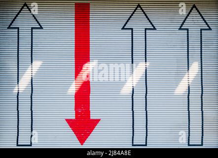 Pfeil nach oben und unten auf einem rollenden Garagentor Stockfoto