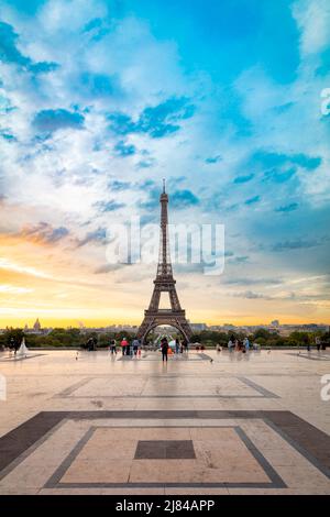 Dämmerung über Eiffelturm von Jardins du Trocadéro, Paris, Frankreich Stockfoto