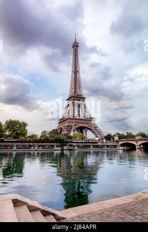 Am frühen Morgen über dem Eiffelturm entlang der seine, Paris, Frankreich Stockfoto