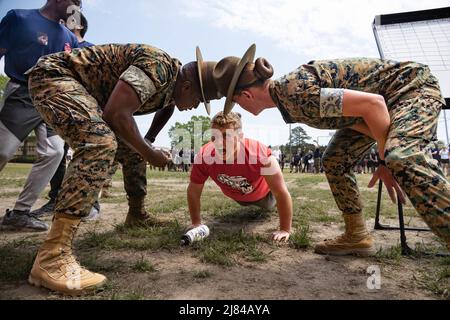 Colonial Heights, Virginia, USA. 23. April 2022. Die Bohrlehrer des U.S. Marine Corps geben einem Poolee während der jährlichen landesweiten Poolfunktion in der U.S. Army Garrison Fort Lee, Virginia, Befehle an die Rekrutierungsstation Richmond Main, Rekrutierungsstation Richmond, 4. Marine Corps District 23. 2022 Der Zweck einer landesweiten Pool-Funktion ist die Vorbereitung und Aufrechterhaltung der Poolees für die Rekrutierungsausbildung, den Aufbau der Moral und die Beantwortung aller Fragen, die Familien über das Marine Corps haben können. Quelle: U.S. Marines/ZUMA Press Wire Service/ZUMAPRESS.com/Alamy Live News Stockfoto