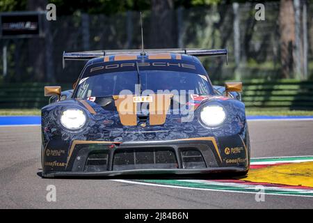 18 HARYANTO Andrew (ind), PICARIELLO Alessio (bel), RUMP Martin (est), Absolute Racing, Porsche 911 RSR-19, Action während der 4 Stunden von Imola 2022, 2. Runde der European Le Mans Series 2022 auf dem Imola Circuit vom 12. Bis 15. Mai in Imola, Italien - Foto: Paulo Maria/DPPI/LiveMedia Stockfoto