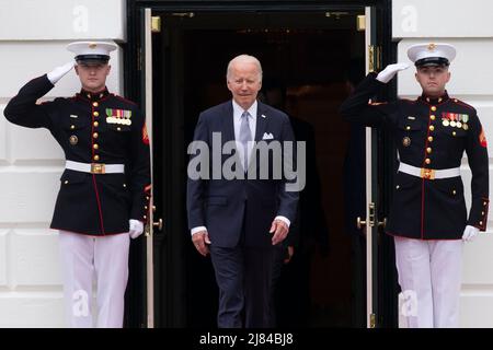 Washington, USA. 12.. Mai 2022. US-Präsident Joe Biden tritt aus, um mit den Führern des US-ASEAN-Sondergipfels während eines Familienfotos auf dem South Lawn des Weißen Hauses in Washington, DC, USA, am 12. März 2022 zu posieren. Biden begrüßte die Staats- und Regierungschefs der ASEAN-Länder und den ASEAN-Generalsekretär im Weißen Haus, als der US-ASEAN-Sondergipfel, der zweite Sondergipfel seit 2016, zusammentritt. Auf dem Gipfel sollen die COVID-19-Reaktion sowie die globale Gesundheitssicherheit, der Klimawandel und die nachhaltige Entwicklung angesprochen werden. Quelle: SIPA USA/Alamy Live News Stockfoto