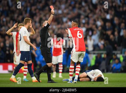 London, Großbritannien. 12.. Mai 2022. 12. Mai 2022 - Tottenham Hotspur gegen Arsenal - Premier League - Tottenham Hotspur Stadium Referee Paul Tierney zeigt Rob hält die rote Karte für ein Foul gegen Heung-Min Son während des Premier League-Spiels im Tottenham Hotspur Stadium.Bildnachweis: © Mark Pain / Alamy Live News Credit: Mark Pain/Alamy Live News Stockfoto