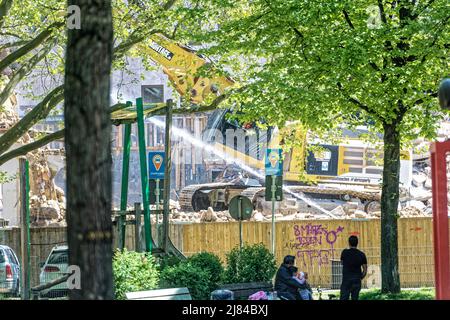 Das Kunstwerk 'Lindener Butjer' der Bildhauerin Ulrike Enders an der Stephanusstraße Umgezogen. Stockfoto