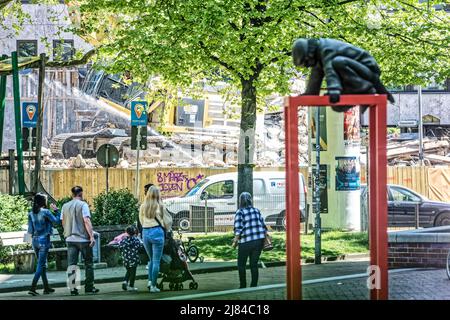 Das Kunstwerk 'Lindener Butjer' der Bildhauerin Ulrike Enders an der Stephanusstraße Umgezogen. Stockfoto