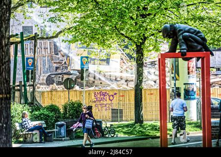 Das Kunstwerk 'Lindener Butjer' der Bildhauerin Ulrike Enders an der Stephanusstraße Umgezogen. Stockfoto