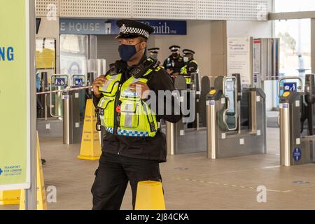 Aufgrund einer Zunahme der Messerkriminalität implementierte die britische Verkehrspolizei neben südöstlichen Zügen und Beamten in Zivil einen Pop-up-Sicherheitskontrollpunkt an der Abbey Wood Station mit einem Anti-Waffen-Metalldetektor.Featuring: Atmosphere wo: London, United Kingdom Wann: 08 Mar 2021 Credit: Phil Lewis/WENN Stockfoto