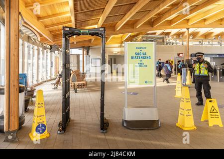 Aufgrund einer Zunahme der Messerkriminalität implementierte die britische Verkehrspolizei neben südöstlichen Zügen und Beamten in Zivil einen Pop-up-Sicherheitskontrollpunkt an der Abbey Wood Station mit einem Anti-Waffen-Metalldetektor.Featuring: Atmosphere wo: London, United Kingdom Wann: 08 Mar 2021 Credit: Phil Lewis/WENN Stockfoto