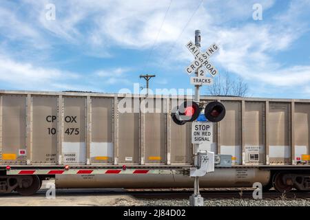 Aktiver Bahnübergang mit blinkenden Notlichtern, Michigan, USA, von James D Coppinger/Dembinsky Photo Assoc Stockfoto