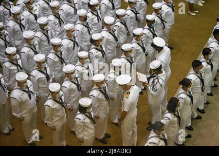 Kadena, Okinawa, Japan. 6.. Mai 2022. Matrosen, die dem US Naval Hospital Okinawa zugewiesen wurden, nehmen an einer Inspektion in der weißen Uniform in Camp Foster, Japan, am 6. Mai 2022 Teil. U. S. Naval Hospital Okinawa ist das größte Überseekrankenhaus in der US Navy und bedient eine Empfängerbevölkerung von 55.000 aktiven Mitarbeitern, Familienmitgliedern, zivilen Mitarbeitern, Vertragsmitarbeitern und Rentnern. Das Krankenhaus bietet auch Überweisungsdienste für fast 189,000 Begünstigte im gesamten westlichen Pazifik an. Quelle: U.S. Navy/ZUMA Press Wire Service/ZUMAPRESS.com/Alamy Live News Stockfoto