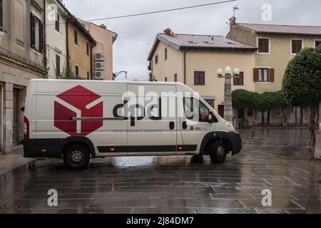 Bild eines Schildes mit dem Logo von DPD auf einem Lieferwagen im Stadtzentrum von Ljubljana. Die DPDgroup ist für so ein internationaler Paketzustelldienst Stockfoto