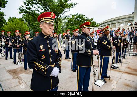 Arlington, Virginia, USA. 4.. Mai 2022. Mitglieder der U.S. Army Band, „Pershing's Own“, unterstützen eine Wrath-Laying-Zeremonie der Streitkräfte am Grab des unbekannten Soldaten auf dem Arlington National Cemetery, Arlington, VA., 4. Mai 2022. Der Kranz wurde von Nobuo Kishi, Verteidigungsminister, Japan, gelegt. Kredit: U.S. Army/ZUMA Press Wire Service/ZUMAPRESS.com/Alamy Live Nachrichten Stockfoto