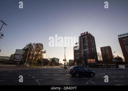 Bild der sozialistischen Gebäude von Novi Beograd in Blok 21 in Belgrad, Serbien mit vorbeifahrenden Autos und Menschen. Sie sind typisch für die kommunistischen Archi Stockfoto