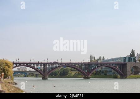 Bild der alten Brücke, stari Most, von Maribor, Slowenien. Die Alte Brücke (Stari Most), auch Staatsbrücke (Državni Most) genannt, die Hauptbrücke Stockfoto