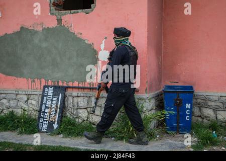 Srinagar, Indien, 11. Mai 2022, Srinagar, Jammu und Kaschmir, Indien: Der indische paramilitärische Trooper bewegt sich in Richtung des Regierungsbüros im Gebiet Chadoora im zentralen Budgam-Distrikt Kaschmirs, wo ein Mitarbeiter der Kashmiri Pandit-Gemeinde von Militanten getötet wurde. Dieser Angriff kommt einen Tag nach zwei getrennten Begegnungen in den Bezirken Bandipora und Anantnag in der umstrittenen Region. (Bild: © Faisal Bashir/SOPA Images via ZUMA Press Wire) Stockfoto