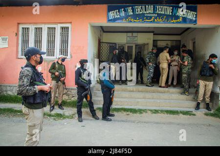 Srinagar, Indien, 11. Mai 2022, Srinagar, Jammu und Kaschmir, Indien: Indische Polizisten und paramilitärische Truppen stehen vor einem Regierungsbüro im Gebiet Chadoora im zentralen Budgam-Distrikt Kaschmirs auf der Wache, wo ein Mitarbeiter der Kashmiri Pandit-Gemeinde von Militanten getötet wurde. Dieser Angriff kommt einen Tag nach zwei getrennten Begegnungen in den Bezirken Bandipora und Anantnag in der umstrittenen Region. (Bild: © Faisal Bashir/SOPA Images via ZUMA Press Wire) Stockfoto