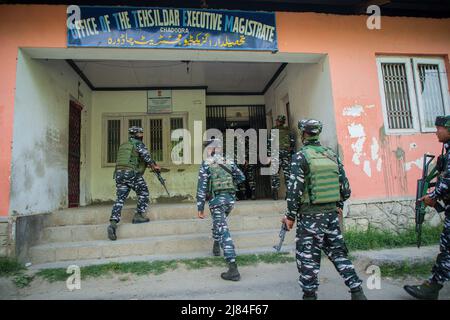 Srinagar, Indien, 11. Mai 2022, Srinagar, Jammu und Kaschmir, Indien: Indische paramilitärische Truppen sahen, wie sie auf das Regierungsbüro im Gebiet Chadoora im zentralen Budgam-Distrikt Kaschmirs zueilten, wo ein Mitarbeiter der Kashmiri Pandit-Gemeinde von Militanten getötet wurde. Dieser Angriff kommt einen Tag nach zwei getrennten Begegnungen in den Bezirken Bandipora und Anantnag in der umstrittenen Region. (Bild: © Faisal Bashir/SOPA Images via ZUMA Press Wire) Stockfoto