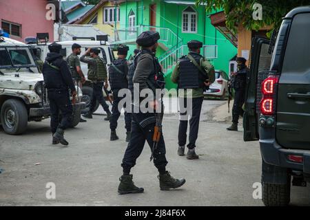 Srinagar, Indien, 11. Mai 2022, Srinagar, Jammu und Kaschmir, Indien: Indische paramilitärische Truppen stehen vor einem Regierungsbüro im Gebiet Chadoora im zentralen Budgam-Distrikt Kaschmirs auf der Wache, wo ein Mitarbeiter der Kashmiri Pandit-Gemeinde von Militanten getötet wurde. Dieser Angriff kommt einen Tag nach zwei getrennten Begegnungen in den Bezirken Bandipora und Anantnag in der umstrittenen Region. (Bild: © Faisal Bashir/SOPA Images via ZUMA Press Wire) Stockfoto