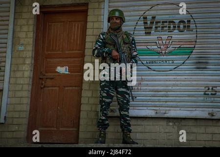 Srinagar, Indien, 11. Mai 2022, Srinagar, Jammu und Kaschmir, Indien: Der indische paramilitärische Trooper nimmt Stellung vor einem Regierungsbüro im Gebiet Chadoora im zentralen Budgam-Distrikt Kaschmirs, wo ein Mitarbeiter der Kashmiri Pandit-Gemeinde von Militanten getötet wurde. Dieser Angriff kommt einen Tag nach zwei getrennten Begegnungen in den Bezirken Bandipora und Anantnag in der umstrittenen Region. (Bild: © Faisal Bashir/SOPA Images via ZUMA Press Wire) Stockfoto