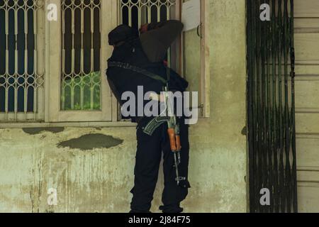 Srinagar, Indien, 11. Mai 2022, Srinagar, Jammu und Kaschmir, Indien: Der indische paramilitärische Trooper blickt durch das Fenster eines Regierungsbüros im Gebiet Chadoora im zentralen Budgam-Distrikt Kaschmirs, wo ein Mitarbeiter der Kashmiri Pandit-Gemeinde von Militanten getötet wurde. Dieser Angriff kommt einen Tag nach zwei getrennten Begegnungen in den Bezirken Bandipora und Anantnag in der umstrittenen Region. (Bild: © Faisal Bashir/SOPA Images via ZUMA Press Wire) Stockfoto