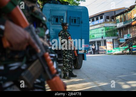 Srinagar, Indien, 11. Mai 2022, Srinagar, Jammu und Kaschmir, Indien: Indische paramilitärische Truppen stehen vor einem Regierungsbüro im Gebiet Chadoora im zentralen Budgam-Distrikt Kaschmirs auf der Wache, wo ein Mitarbeiter der Kashmiri Pandit-Gemeinde von Militanten getötet wurde. Dieser Angriff kommt einen Tag nach zwei getrennten Begegnungen in den Bezirken Bandipora und Anantnag in der umstrittenen Region. (Bild: © Faisal Bashir/SOPA Images via ZUMA Press Wire) Stockfoto