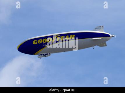 12/05/2022 Gravesend UK der Goodyear Blimp fliegt über die Stadt Gravesend in Kent. Das Luftschiff 59m ist Teil einer Flotte von Luftschiffen, die von dem Reifen betrieben werden Stockfoto