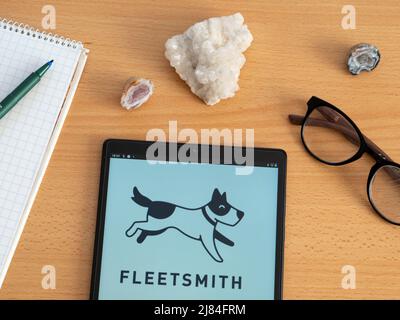 Auf diesem Foto Illustration Fleetsmith, Inc. Eigentum von Apple Inc. Logo auf einem Tablet zu sehen Stockfoto