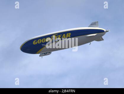 12/05/2022 Gravesend UK der Goodyear Blimp fliegt über die Stadt Gravesend in Kent. Das Luftschiff 59m ist Teil einer Flotte von Luftschiffen, die von dem Reifen betrieben werden Stockfoto