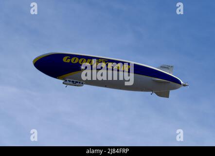 12/05/2022 Gravesend UK der Goodyear Blimp fliegt über die Stadt Gravesend in Kent. Das Luftschiff 59m ist Teil einer Flotte von Luftschiffen, die von dem Reifen betrieben werden Stockfoto