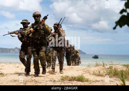 El Nido, Philippinen. 1. April 2022. Mitglieder der philippinischen Navy Special Operations Group, US Navy Seals und australische Operatoren mit 2. Commando Regiment, Special Operations Command, führen während der Balikatan 22 in El Nido, Palawan, Philippinen, einen amphibischen Angriff durch, 1. April 2022. Balikatan ist eine jährliche Übung zwischen den Streitkräften der Philippinen und dem US-Militär, die darauf ausgerichtet ist, bilaterale Interoperabilität, Fähigkeiten, Vertrauen und Zusammenarbeit zu stärken, die über Jahrzehnte gemeinsamer Erfahrungen aufgebaut wurde. Balikatan, Tagalog für ''˜Schulter an Schulter, ' ist eine langjährige bilaterale Übung Stockfoto