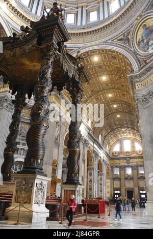 Touristen bewundern Berninis Baldacchino in der Petersbasilika, Vatikanstadt, Vatikan. Stockfoto