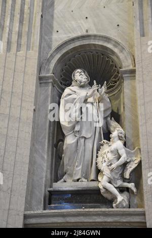 St. Francis of Paola Gründerstatue von Giovanni Battista Maini, 1732 in der Petersbasilika, Vatikanstadt, Vatikan. Stockfoto