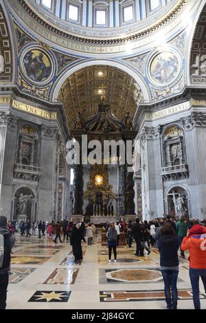 Touristen bewundern Berninis Baldacchino in der Petersbasilika, Vatikanstadt, Vatikan. Stockfoto