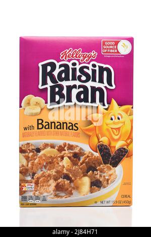 IRVINE, KALIFORNIEN - 7. MAI 2022: Eine Kiste Kellogg's Raisin Bran mit Bananas Frühstückszerealien. Stockfoto