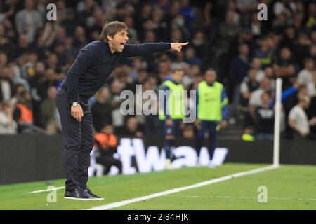 Antonio Conte der Tottenham Hotspur Head Coach an der Touchline. Spiel der Premier League, Tottenham Hotspur gegen Arsenal im Tottenham Hotspur Stadium in London am Donnerstag, 12.. Mai 2022. Dieses Bild darf nur für redaktionelle Zwecke verwendet werden. Nur zur redaktionellen Verwendung, Lizenz für kommerzielle Nutzung erforderlich. Keine Verwendung bei Wetten, Spielen oder Veröffentlichungen in einem Club/einer Liga/einem Spieler. Bild von Steffan Bowen/Andrew Orchard Sports Photography/Alamy Live News Stockfoto