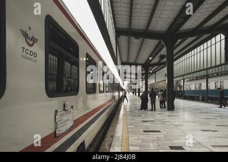 Ankara, Türkei - 21. Februar 2022: Nahaufnahme des Eastern Express-Zuges im Bahnhof Ankara. Stockfoto