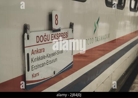 Ankara, Türkei - 21. Februar 2022: Nahaufnahme des Eastern Express-Zuges im Bahnhof Ankara. Stockfoto