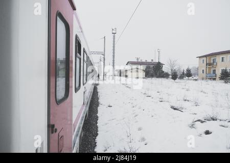 Ankara, Türkei - 21. Februar 2022: Nahaufnahme des Eastern Express-Zuges in den Bahnhöfen Sivas Kangal und Yeni Kangal Stockfoto