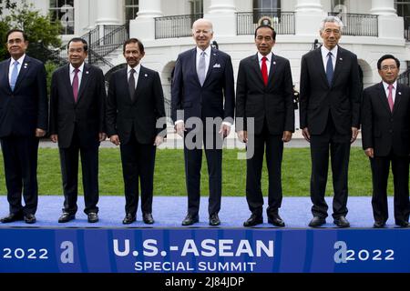 Washington, Usa. 12.. Mai 2022. US-Präsident Joe Biden (C) posiert mit den Führern des US-ASEAN-Sondergipfels während eines Familienfotos auf dem South Lawn des Weißen Hauses in Washington, DC, am Donnerstag, dem 12. Mai, 2022 Biden begrüßte die Staats- und Regierungschefs der ASEAN-Länder und den ASEAN-Generalsekretär im Weißen Haus, als der US-ASEAN-Sondergipfel, der zweite Sondergipfel seit 2016, zusammentritt. Auf dem Gipfel sollen die COVID-19-Reaktion sowie die globale Gesundheitssicherheit, der Klimawandel und die nachhaltige Entwicklung angesprochen werden. Foto von Michael Reynolds./UPI Credit: UPI/Alamy Live News Stockfoto