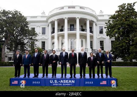 Washington, Usa. 12.. Mai 2022. US-Präsident Joe Biden posiert mit den Führern des US-ASEAN-Sondergipfels während eines Familienfotos auf dem South Lawn des Weißen Hauses in Washington, DC, am Donnerstag, dem 12. Mai 2022. Biden begrüßte die Staats- und Regierungschefs der ASEAN-Länder und den ASEAN-Generalsekretär im Weißen Haus, als der US-ASEAN-Sondergipfel, der zweite Sondergipfel seit 2016, zusammentritt. Auf dem Gipfel sollen die COVID-19-Reaktion sowie die globale Gesundheitssicherheit, der Klimawandel und die nachhaltige Entwicklung angesprochen werden. Foto von Michael Reynolds./UPI Credit: UPI/Alamy Live News Stockfoto