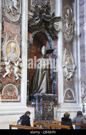 Denkmal für Pius XII. Von Francesco Messina (1963) im Petersdom, Vatikanstadt, Vatikan. Stockfoto