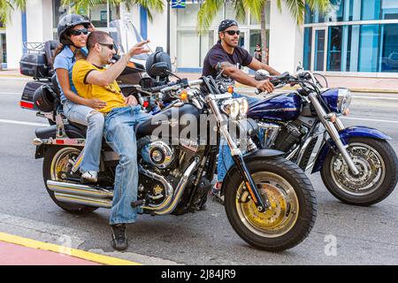 Miami Beach Florida, Washington Avenue, Motorräder, Harley Davidson, hispanische Männer männliche Freunde, Frau weibliche Paar Reiter ohne Helm Stockfoto