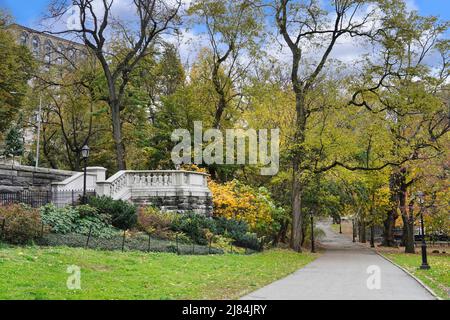 Pfad durch den Riverside Park, einem langen, schmalen Park auf der oberen Westseite von Manhattan entlang des Hudson River Stockfoto