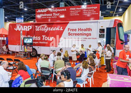 Miami Beach Florida, Miami Beach Convention Center Health & Fitness Expo, AARP Walgreens, kostenlose Screening-Tests, Männer Frauen Paare warten Stockfoto