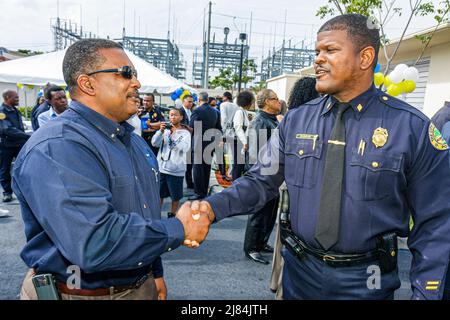 Miami Florida, Overtown, Black Police Precinct & Courthouse Museum, große Eröffnungszeremonie, Geschichte der Gemeinde, Männer Polizisten schütteln die Hände Stockfoto